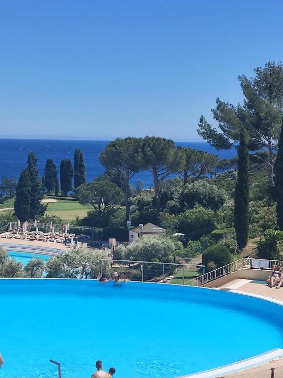 Village Vacances CAP ESTEREL , AGAY , T2 climatisé vue mer panoramique - accès de plain-pied au calme rare sur le site - Piscines et parking couvert inclus - 4