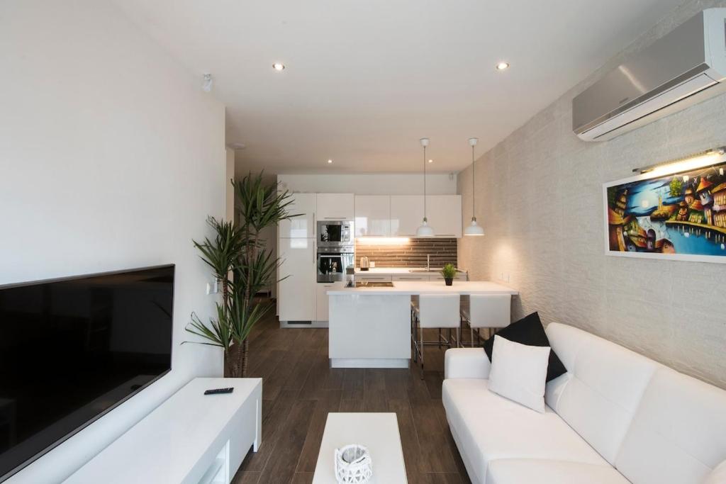 Modern Gem Opposite Mercury Towers 303, Saint Julianʼs