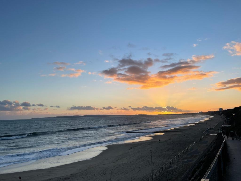 Villa Maria Southbourne - 2 Mins to Beach - Coastal - Dog-Friendly - Modern Luxury - Large Private G photo 8