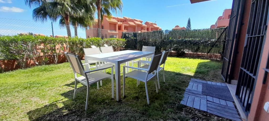 Apartamento de tres dormitorios muy espacioso con jardines y piscinas - 2