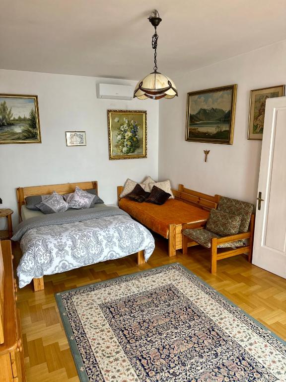 Perfect Remote-Workplace in Sunny Apartment, Myšlenice