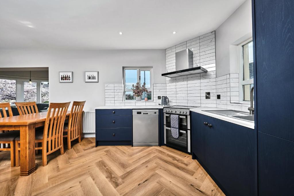 Exclusive Offers l Last-Minute Summer Stay l Sleeps Up to 6 l Conveniently located near town Centre l restaurants l and local attractions l It offers easy access to the stunning Causeway Coast l Coleraine Hideout l WeStayBelfast, Coleraine