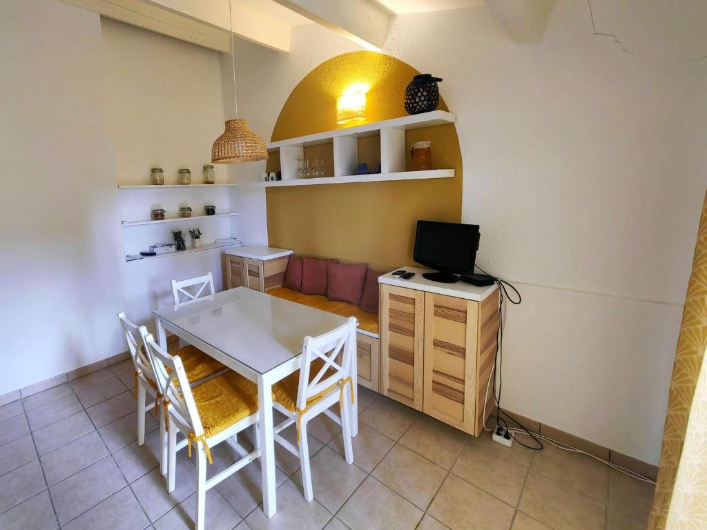 Villa mitoyenne climatisée avec piscine, 4 pers, parking - FR-1-607-210 - 2