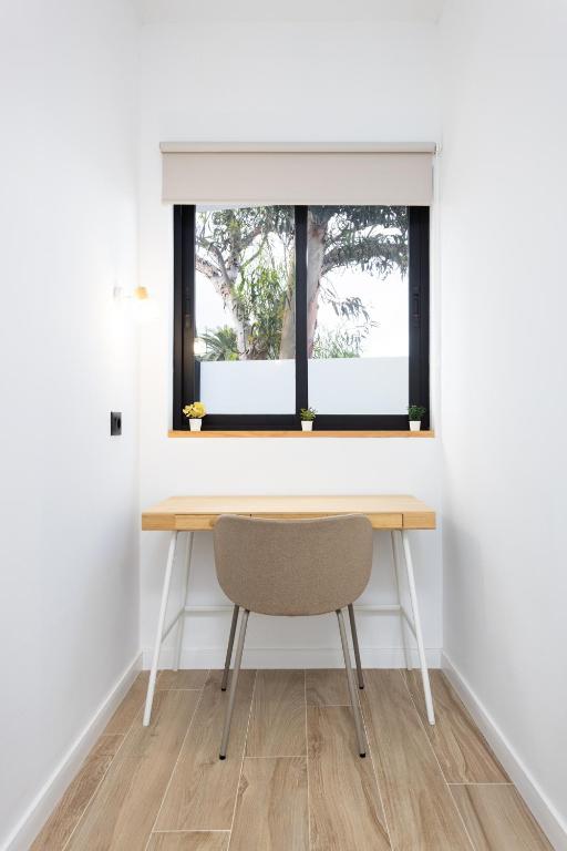 Home2Book Radiant & Stylish Urban Apartment - 4