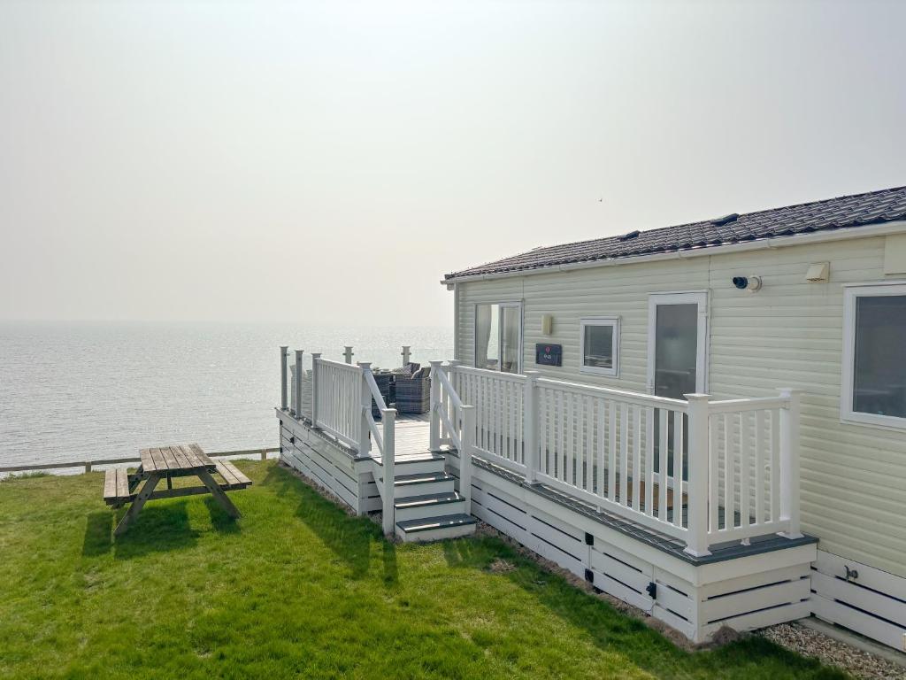 Pemberton Avon Caravan (Creek Park Ringstead) photo 7