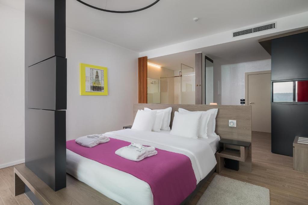 Komfort szoba kétszemélyes ággyal, erkéllyel és kilátással a tengerre