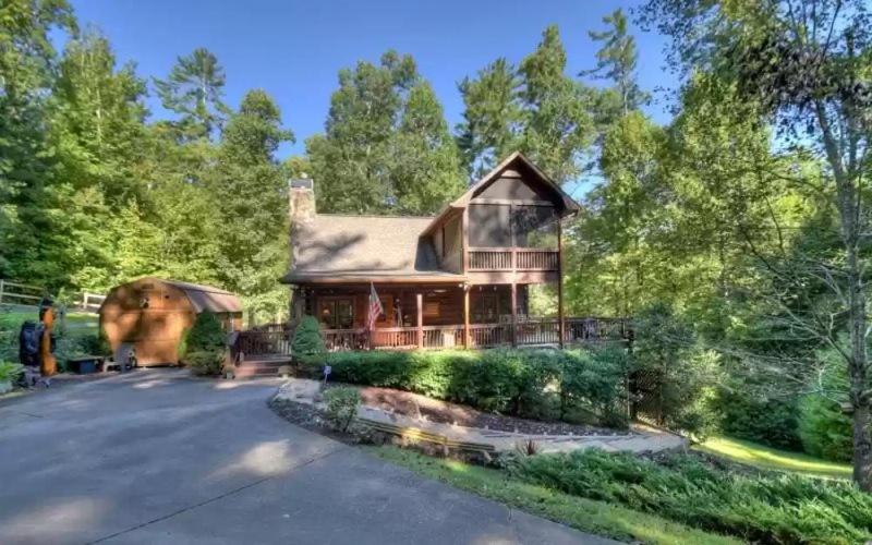 Eagles Landing - Family Friendly Mountain Cabin - Private Hot Tub, Game Room, Screened Decks, Outdoor Fire Pit - Blue Ridge, GA, Blue Ridge