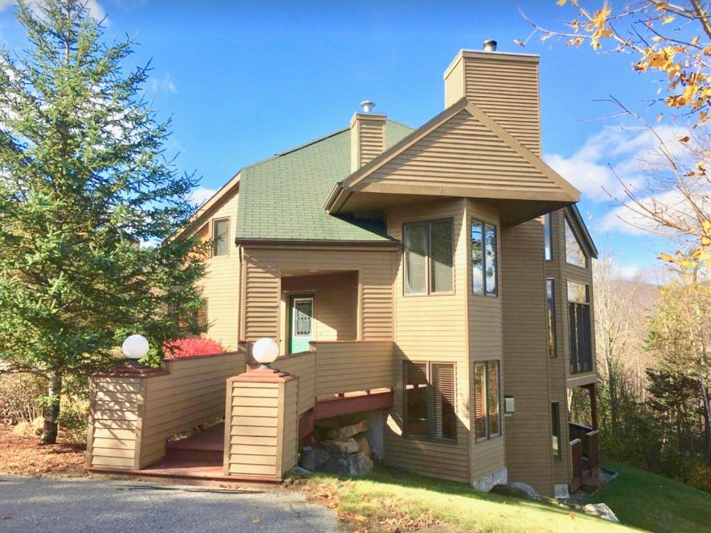 CR6 C6 Renovated Townhome a short walk from the slopes Pool gym passes, Carroll