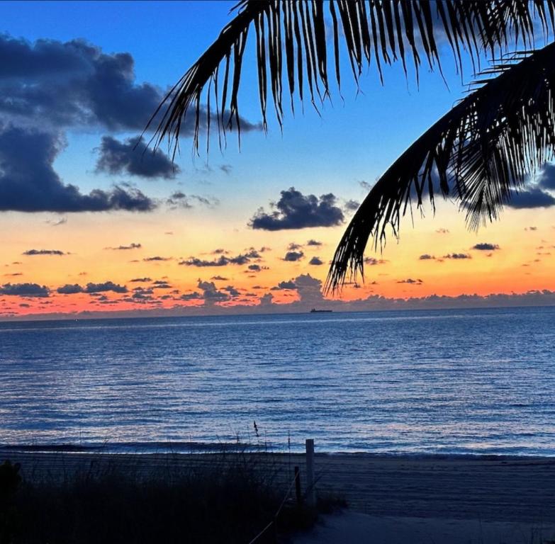 Serenity by the Sea: Stunning Beachfront Studio, Pompano Beach