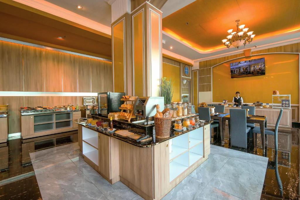 Restaurant, Sira Grande Hotel & Spa in Phuket