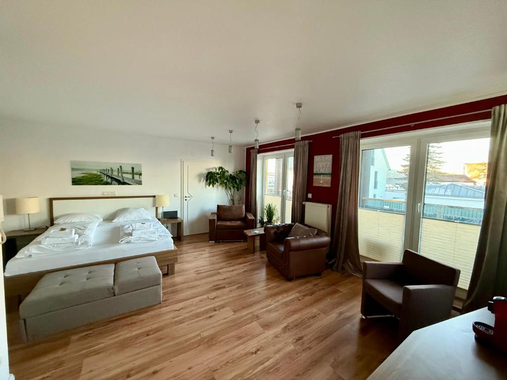 Double Room with Partial Sea View and Balcony - 11