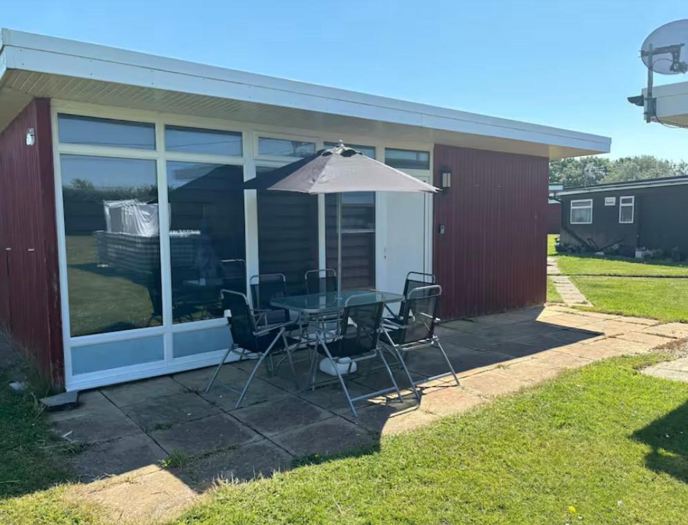 Granada, 2 bedroom chalet with onsite pool and bar, Selsey