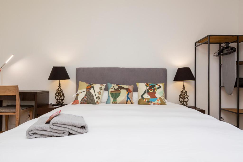 KAYA Zurich Apartment 2A - Downtown 2BR Apt with Balcony, Curych