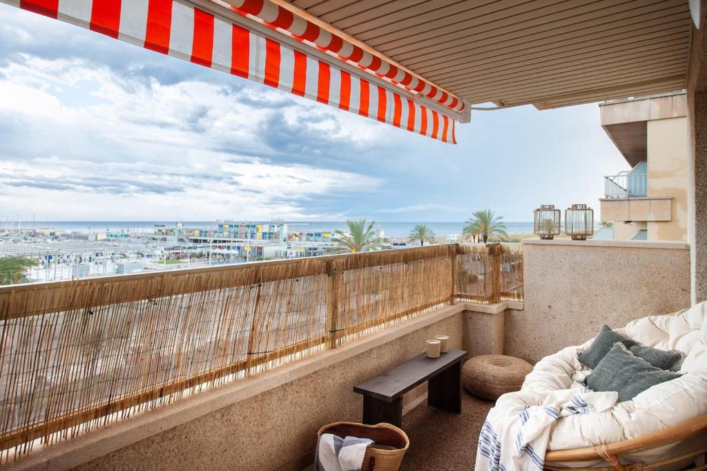 Impressive beachfront home!, Calafell