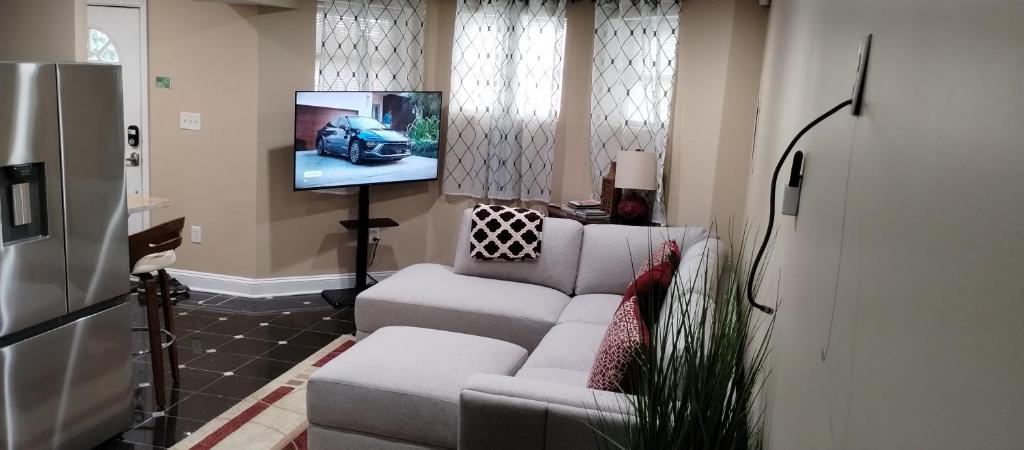 Spacious and Private 3BR, 3BA with free parking near Downtown Washington DC, Washington