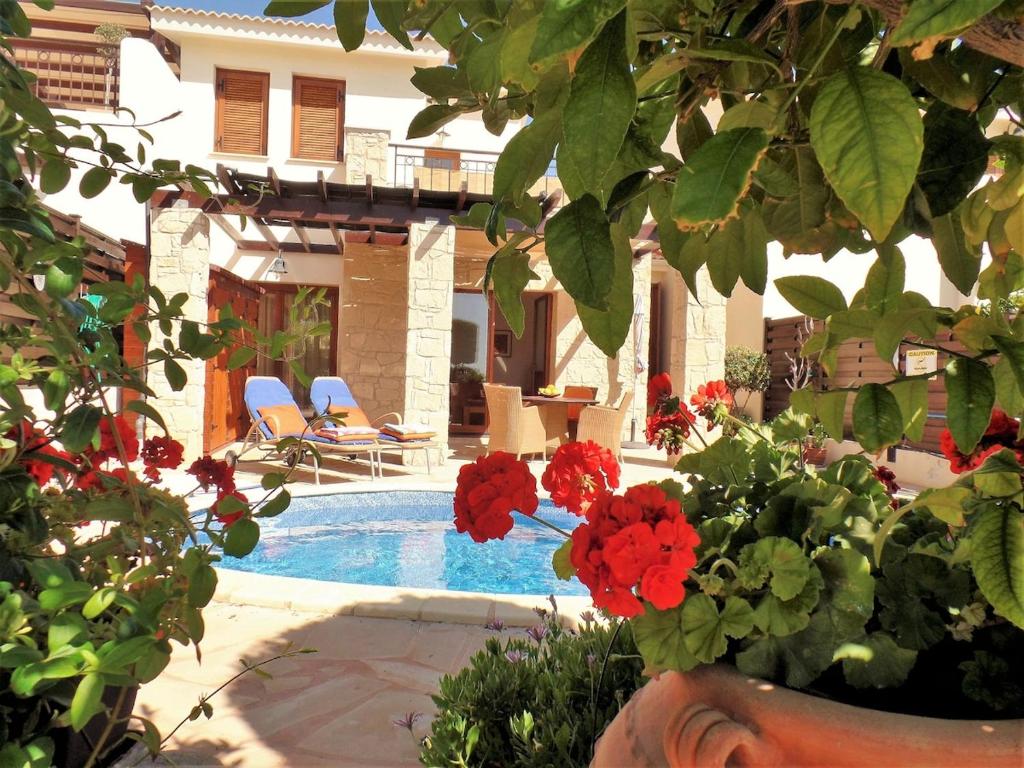 'Villa Xenia' HG25 - Relax and Enjoy the Golf Resort, Kouklia