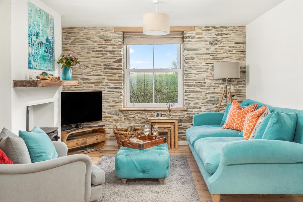 Characterful cottage near Tintagel and coast path, Treknow