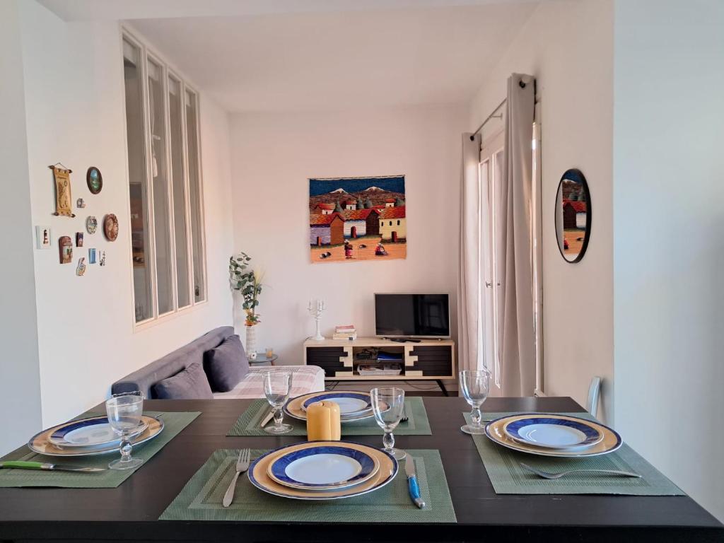 F2 Cozy near City Center and Train Station - 1