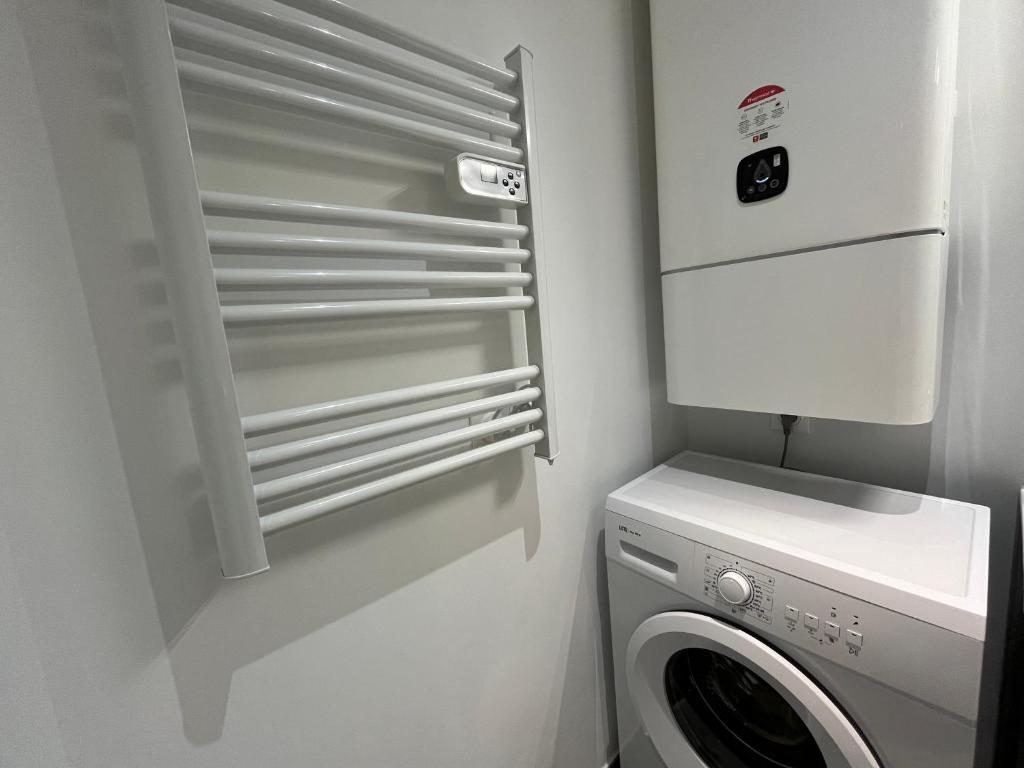 T2 Haussmannien rénové avec charme et modernité - 3