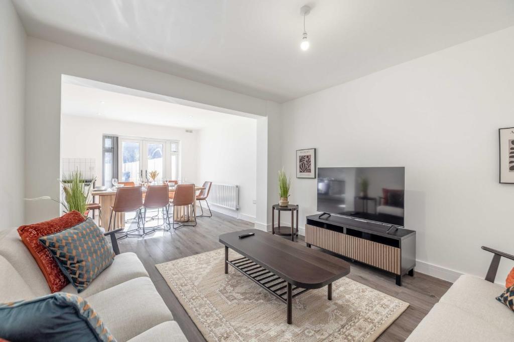 Chic and Comfy 4 Bedroom Stay Baylis Road, Slough