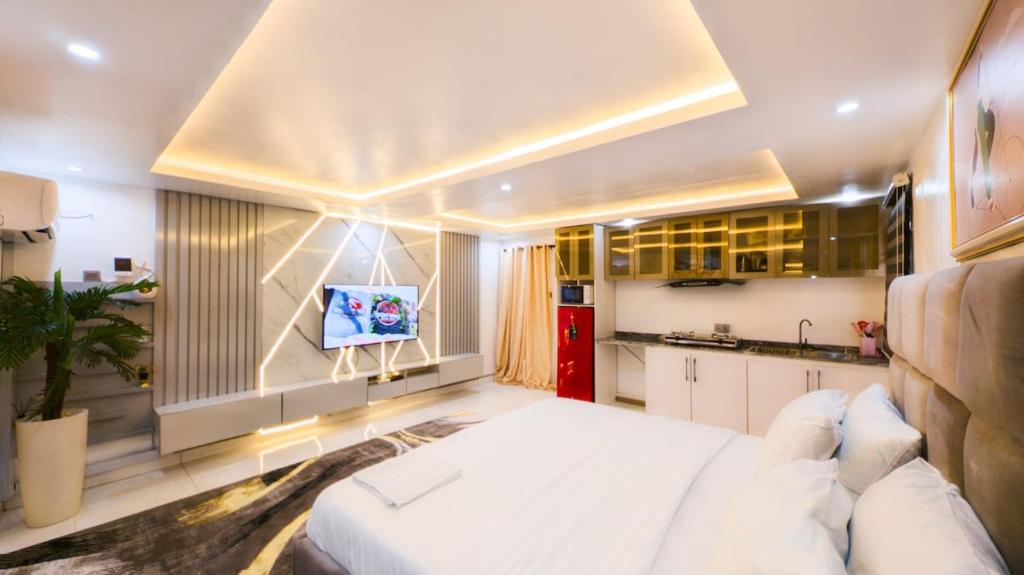 Spacious studio with balcony, 10mins to the beach, Victoria Island