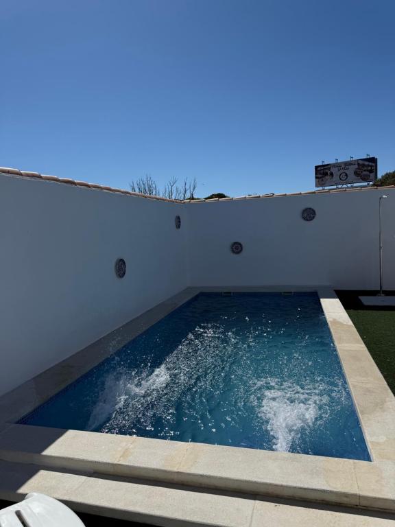 Apartamento con piscina y jardín - 4