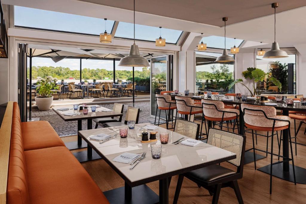 Restaurant, Hilton Vienna Waterfront in Vienna