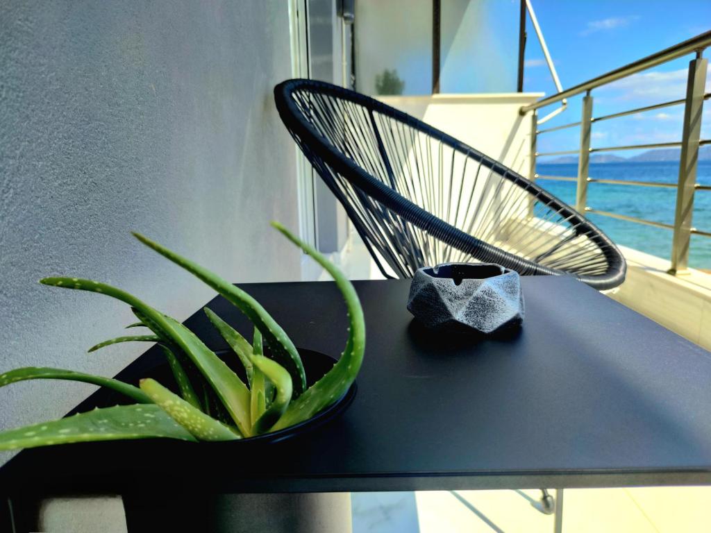 BLACK & WHITE SeaSide House Kalamia, Korint