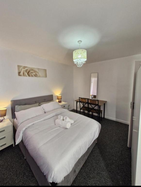 Spacious 3-Bed Home -Private Garden & free Parking, Coventry