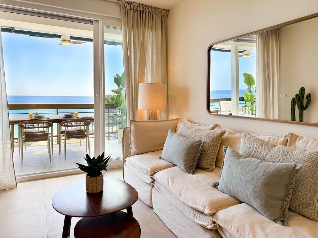 Sofisticación y elegancia en playa del Postiguet - 1