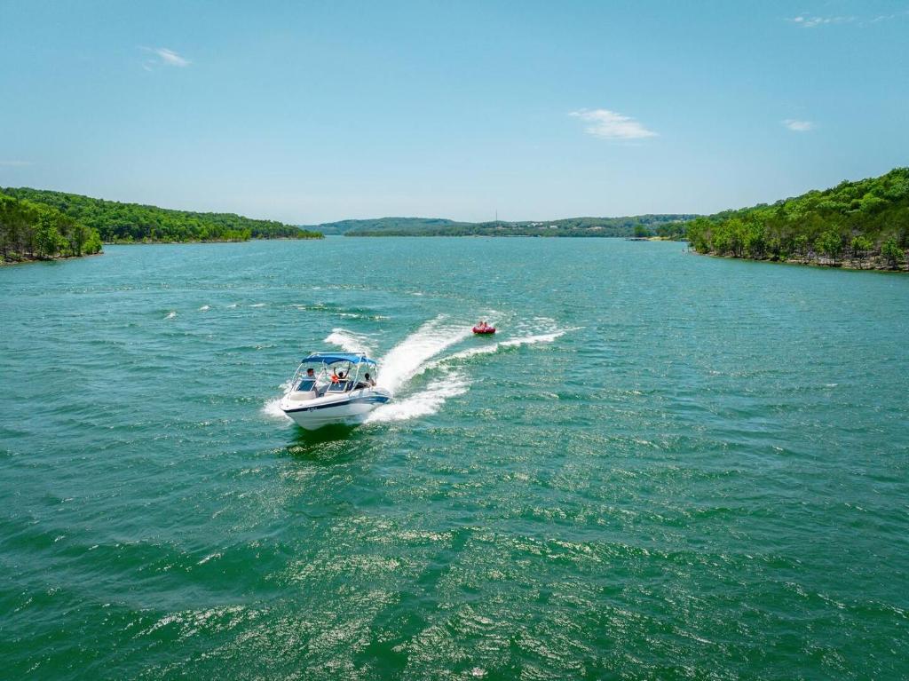 Steps to Table Rock Lake, Min to Silver Dollar City, Branson