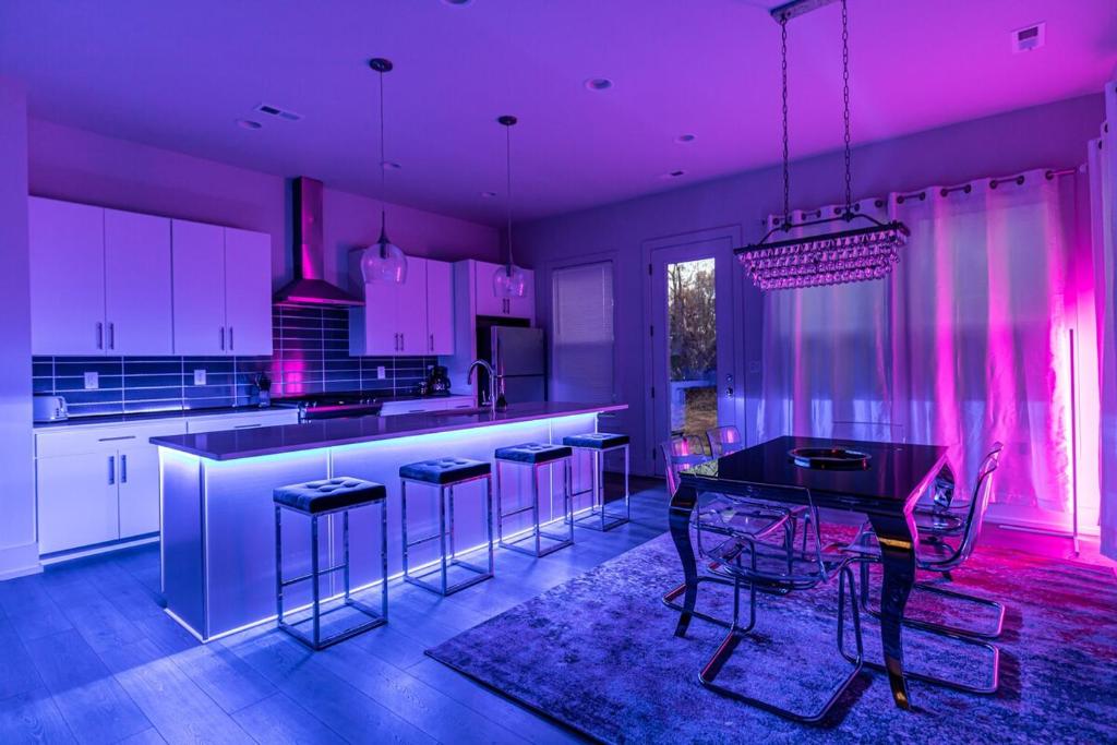 PoolTable-15 Mins to Uptown & DT-King Bed!, Charlotte