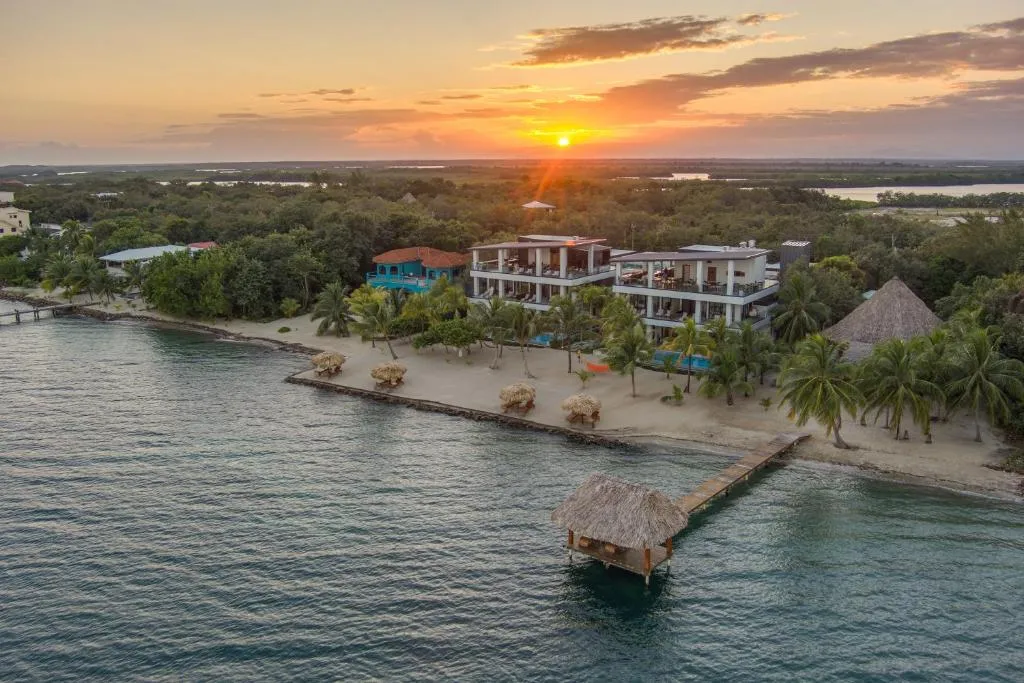 Villas at Playa de Coco, hotel in Placencia Village
