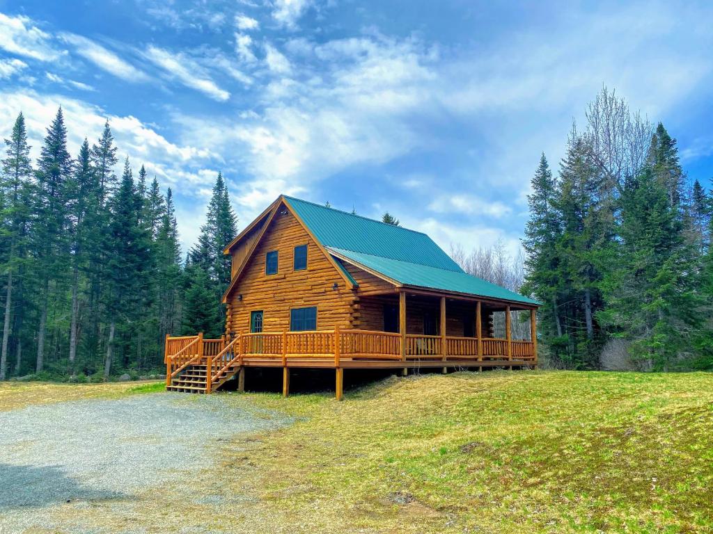 40PL Log cabin with AC in the heart of the White Mountains less than 10 minutes from Bretton Woods, Bethlehem
