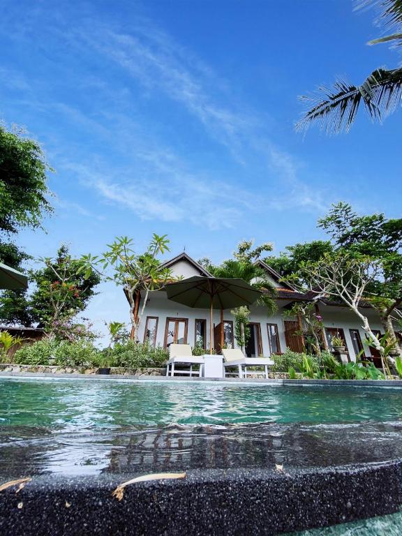 Green Sunrise Hill View