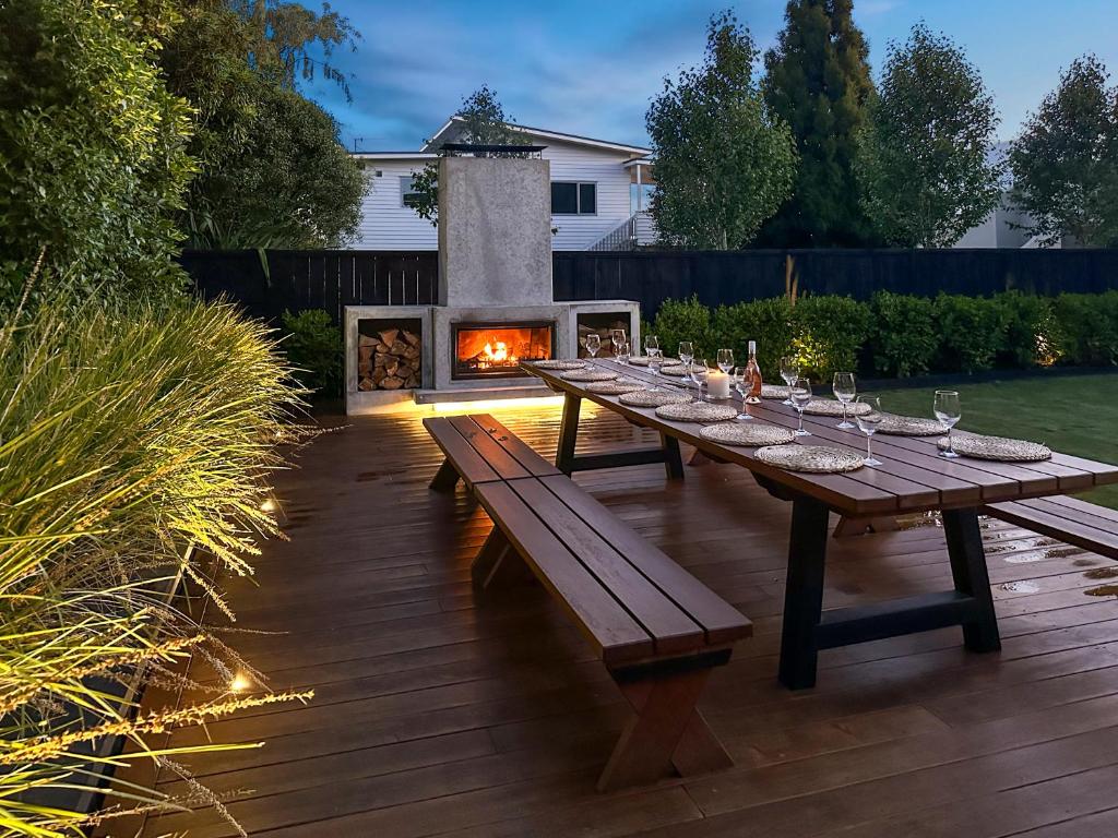 Unbeatable Location - Spa, 50m to lake!, Taupo