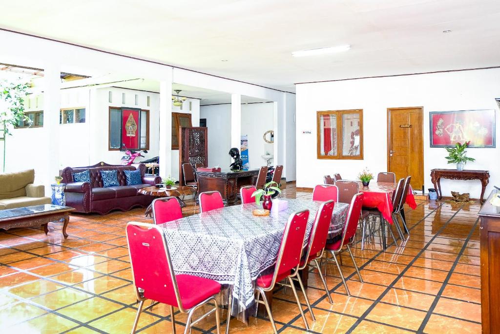 Super OYO 353 Loesje Guest House Syariah