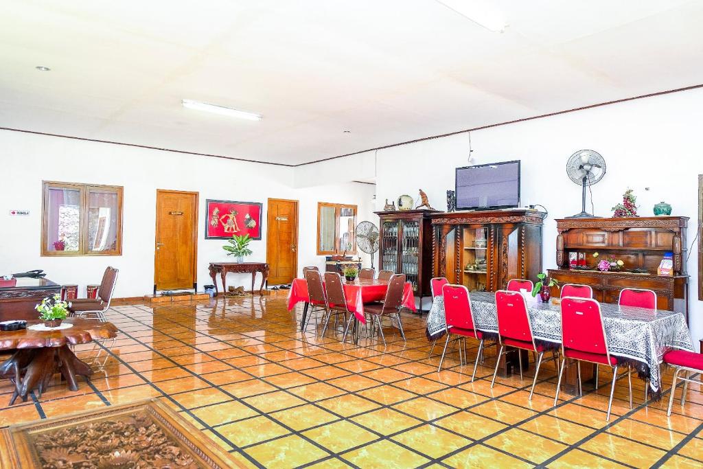 Super OYO 353 Loesje Guest House Syariah