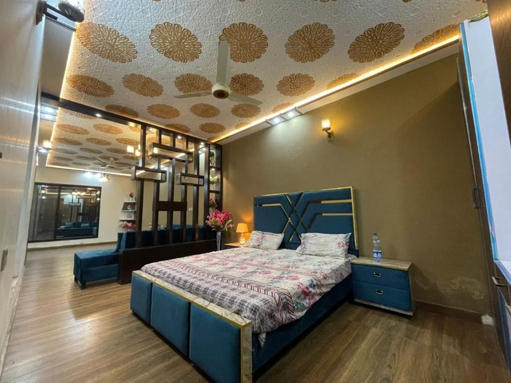 Paragon Appartment, Ado Rāi