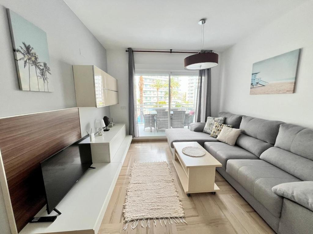 Modern apartment with a big pool and free parking - 1