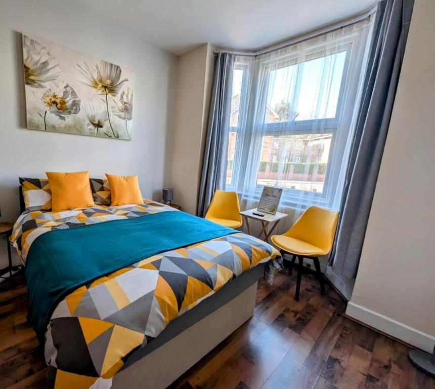 Large Studio with Private Kitchen and Bathroom, Hounslow