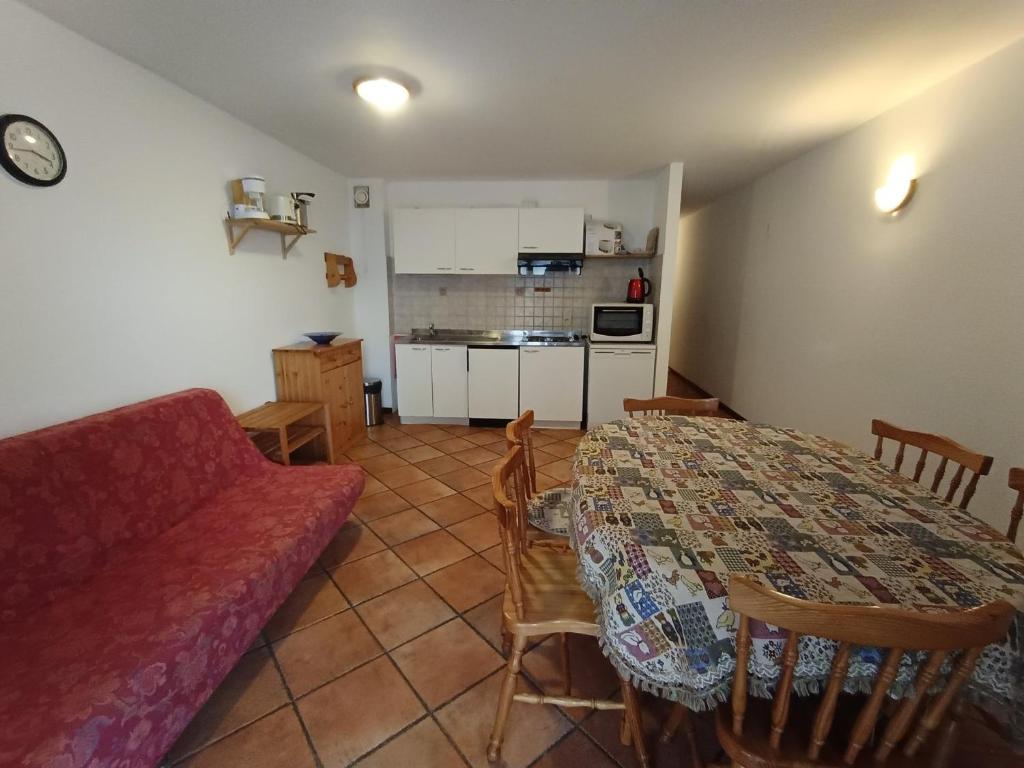 Appartement idéalement situé proche des pistes, animaux acceptés, parking inclus - FR-1-445-110 - 4