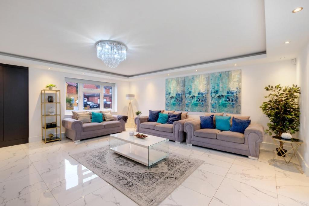 Stunning 5 Bedroom, 3 Bathroom Home in Windsor, Windsor