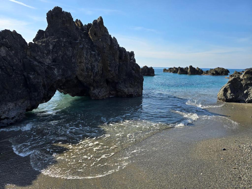 Max apartman, Scalea