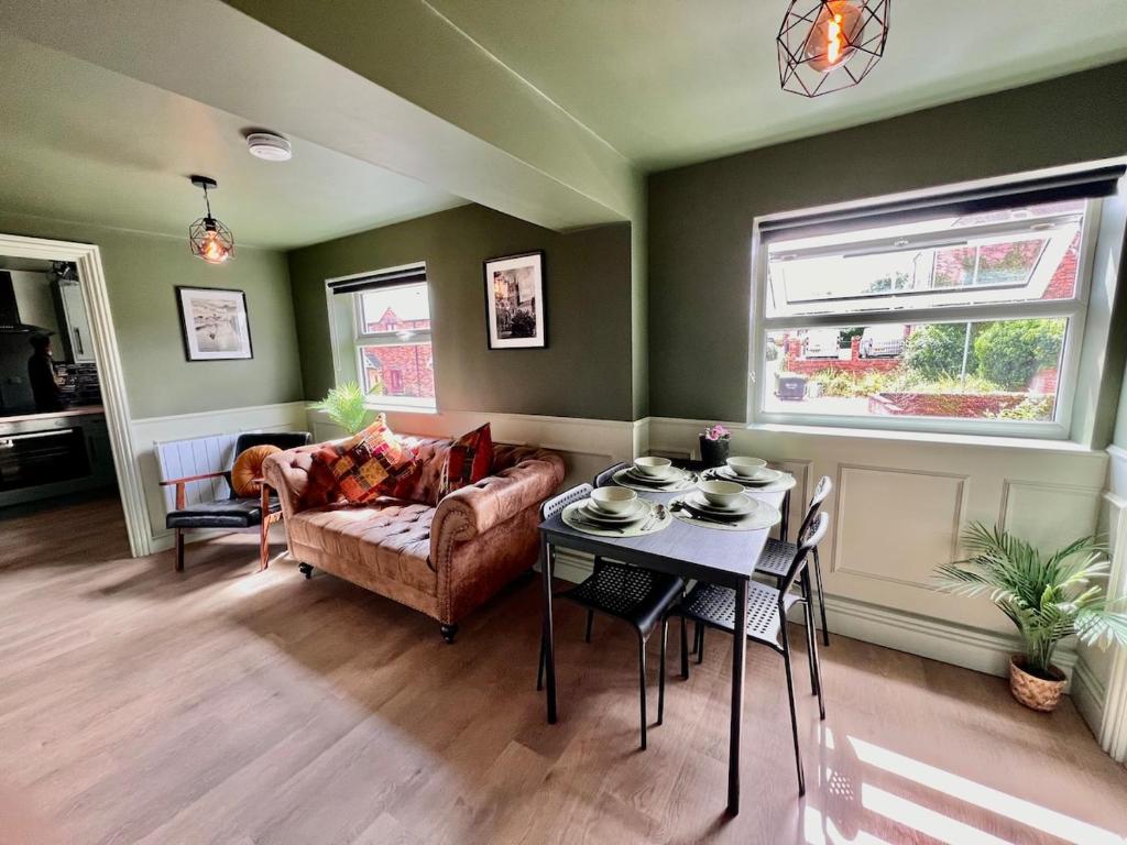 Entire Large Period Property, Worcester