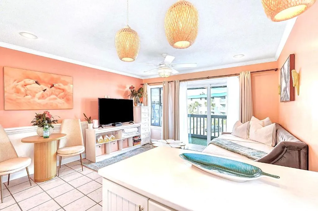 Private Balcony - Beach - Pool and Pickleball, hotel in Tybee Island