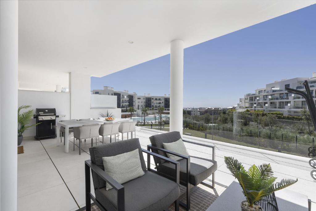 Stylish Apartment with Large Terrace in Higueron, Fuengirola