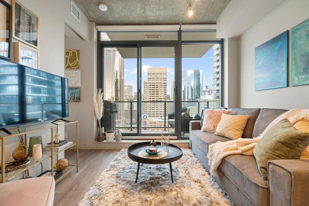 Stylish Condo with Exclusive Rooftop Pool, Calgary