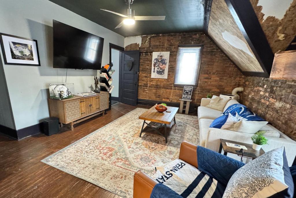 Stylish, Penn State-Themed Historic Getaway 2 Blocks from Waterfront, Bellefonte
