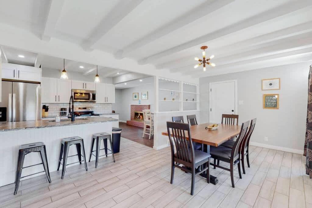 Stunning Upper Family Unit with King Beds & Yard, Denver